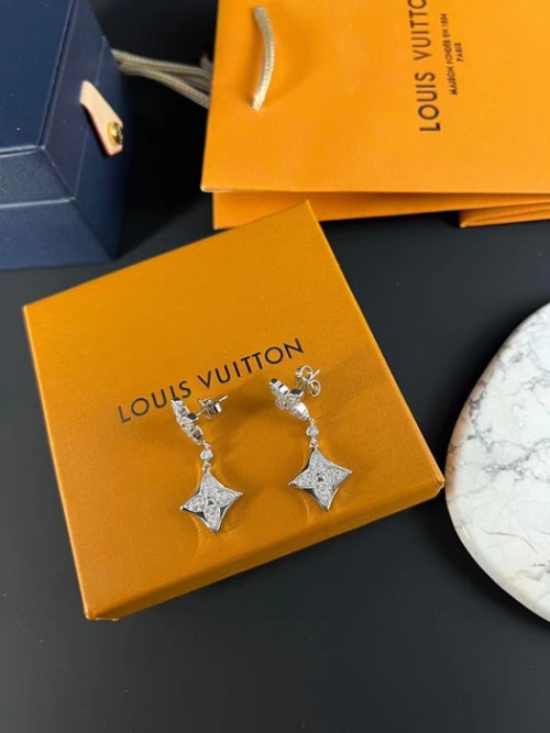 Louis Vuitton 2022 White Gold  Earring -루이비통  여성용 18k도금 화이트 골드 귀걸이